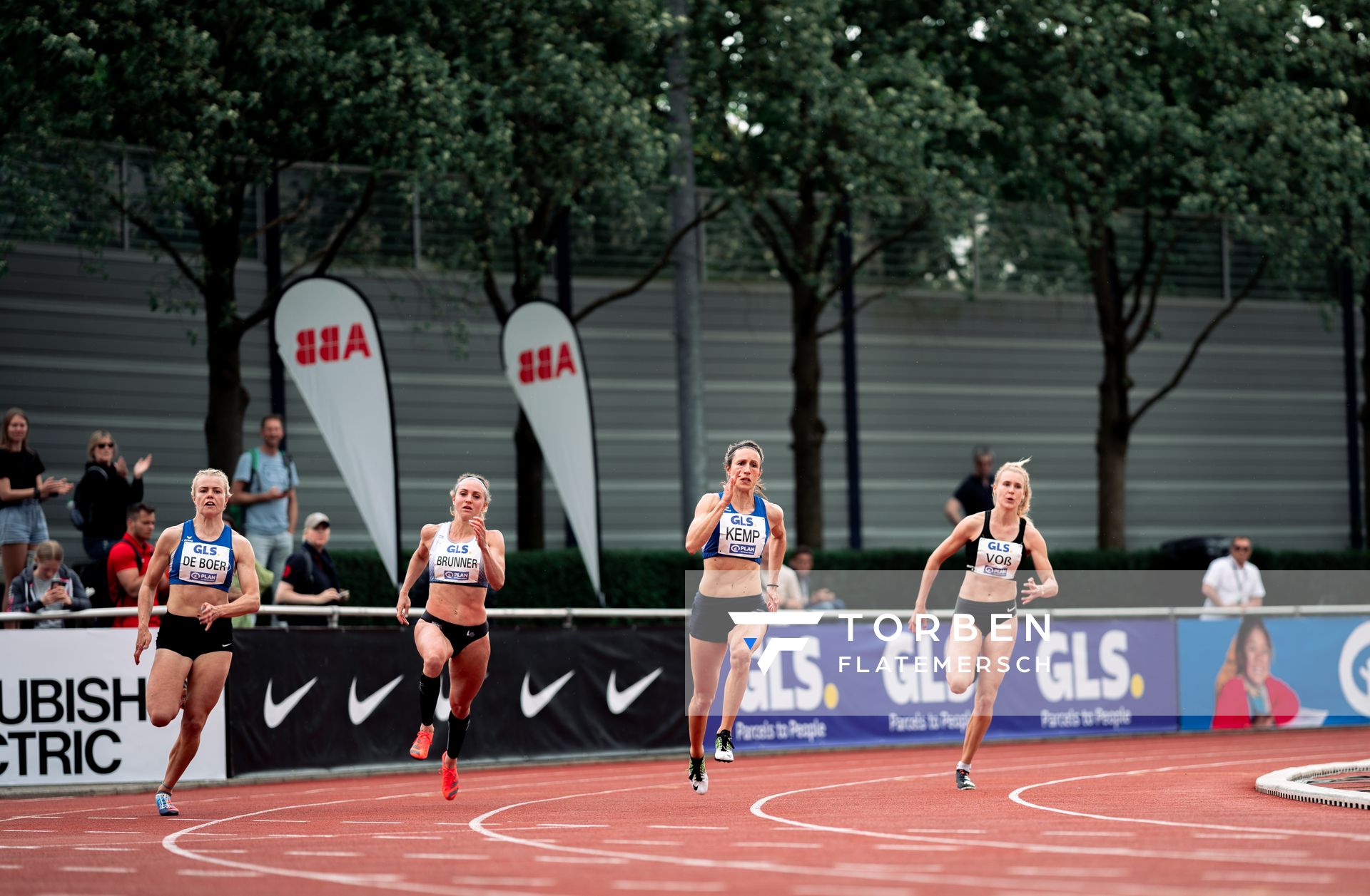 Paula de Boer (MTV Luebeck), Marion Brunner (LG Telis Finanz Regensburg), Katharina Kemp (MTV Luebeck), Laura Voß (LAZ Soest) ueber 200m am 07.05.2022 beim Stadtwerke Ratingen Mehrkampf-Meeting 2022 in Ratingen